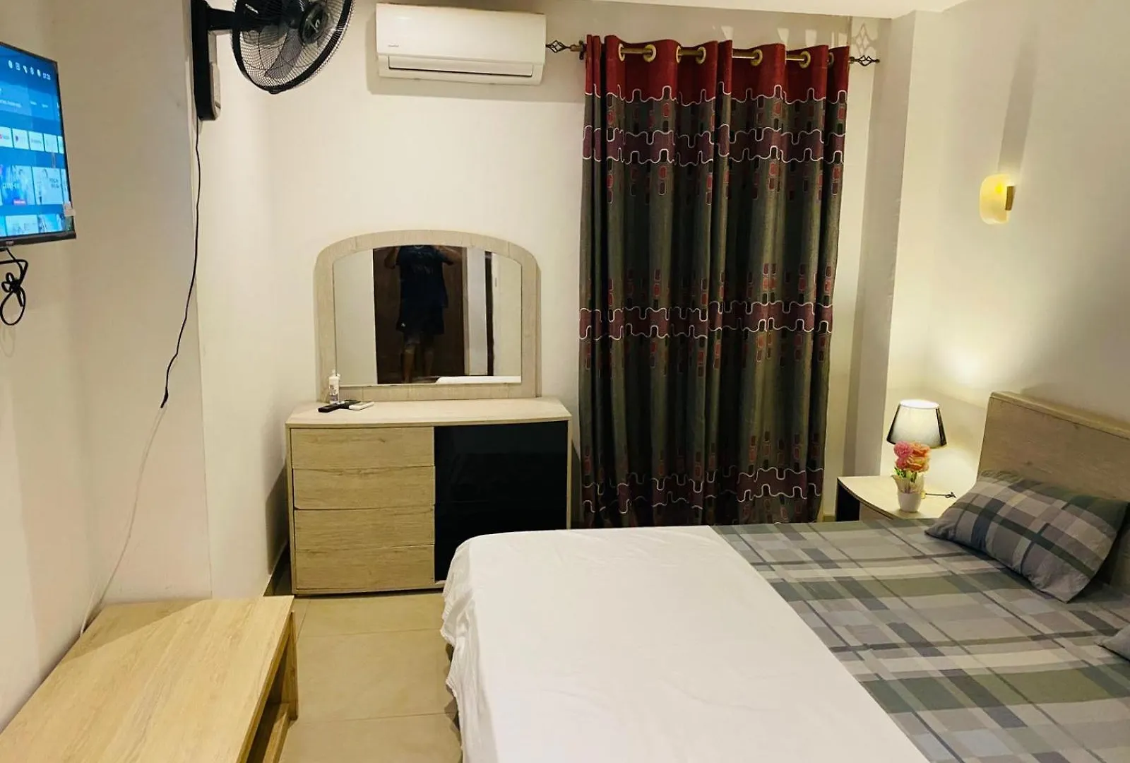 Stay With Sonu Ντακάρ Πανσιόν